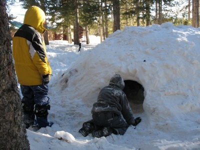 Quinzhee snow shelter